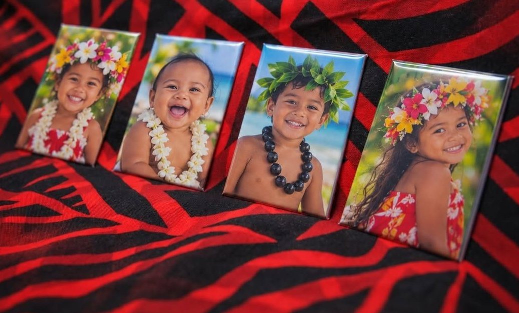 Quatre magnets photo d'enfants en couronnes de fleurs